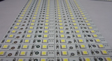 線路板的選擇也很關(guān)鍵，這里我們來說說光臣照明LED護(hù)欄管貼片用的線路板