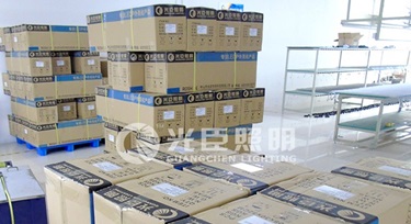 終于趕完貨了，下雪也擋不住我們光臣照明的返鄉(xiāng)計劃!