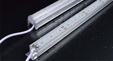 為了宋哥哥，線條燈妹妹努力學(xué)游泳