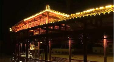 貴州銅仁旅游區(qū)亮化烈日下施工 爭取節(jié)前完工