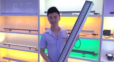 來看光臣男神手上的60W洗墻燈，現(xiàn)正熱銷……