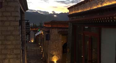 藏域風情 純樸村莊該如何做亮化?