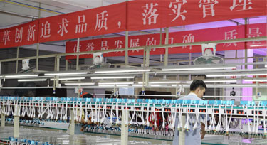 生產(chǎn)高峰期 光臣照明萬(wàn)米線(xiàn)型燈堆滿(mǎn)整個(gè)生產(chǎn)車(chē)間